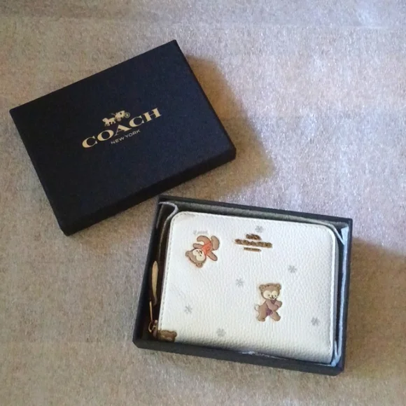 SOLD - COACH Boxed Small Zip Around Wallet With Snowy Bears Print - Picture 2 of 8
